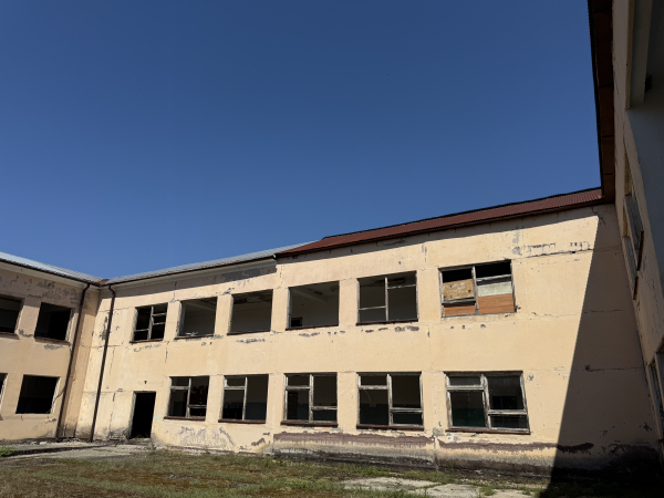 В СРЕДНЕЙ ШКОЛЕ В СЕЛЕ АБГАРХУК ГУДАУТСКОГО РАЙОНА БУДЕТ ПРОВЕДЕН ЧАСТИЧНЫЙ РЕМОНТ КРОВЛИ И ПОМЕЩЕНИЙ