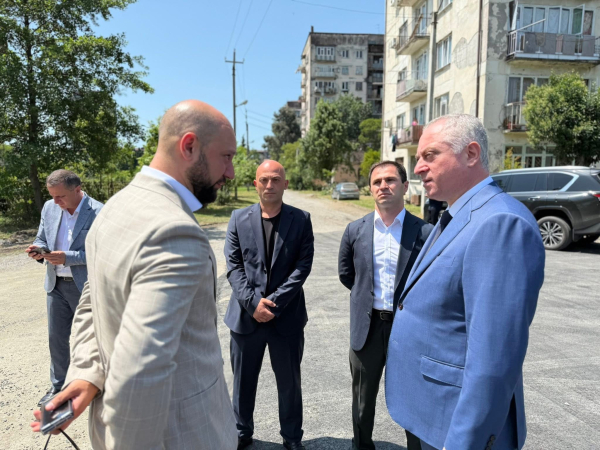 ПРЕЗИДЕНТ БАДРА ГУНБА ПРОИНСПЕКТИРОВАЛ ХОД РЕМОНТНЫХ РАБОТ НА АВТОМОБИЛЬНОЙ ДОРОГЕ ПО УЛИЦЕ ГУМИСТИНСКАЯ